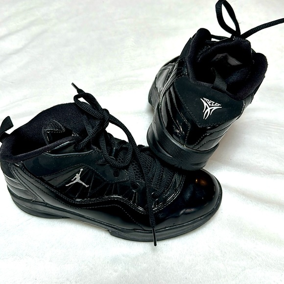 Nike Melo Jordan Kids size 2 - Picture 1 of 8
